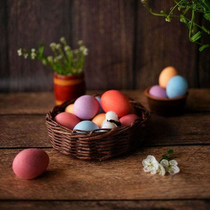 Βάψτε τα πασχαλινά αυγά με υλικά που έχετε ήδη στην κουζίνα – το αποτέλεσμα θα σας εκπλήξει