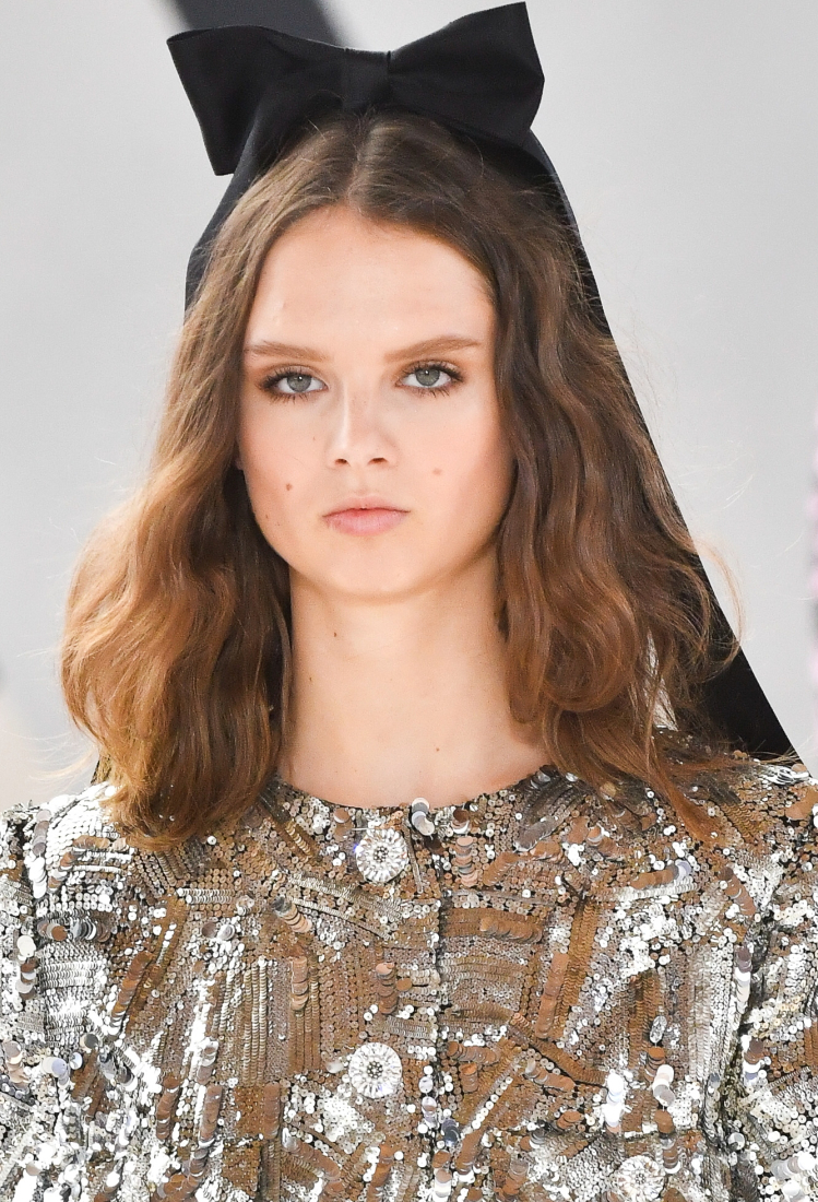 Το Chanel Haute Couture φέρνει πίσω το πιο girly preppy αξεσουάρ