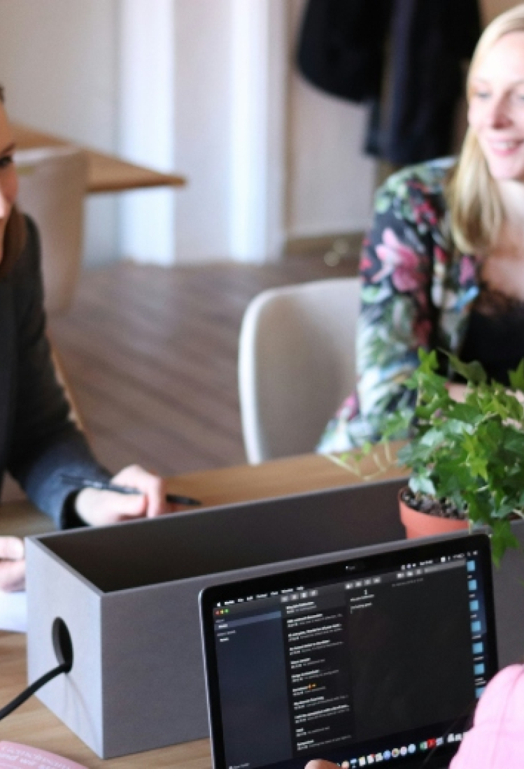 Ο εγκέφαλος του φίλου σου μπορεί να προβλέψει τι θα αγοράσεις (και ναι είναι όσο cringe ακούγεται), σύμφωνα με τη νευροεπιστήμη