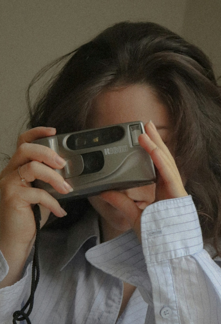5 χαρακτηριστικά όσων φαίνονται απρόσιτοι στις φωτογραφίες, αλλά αποδεικνύονται συμπαθείς από κοντά