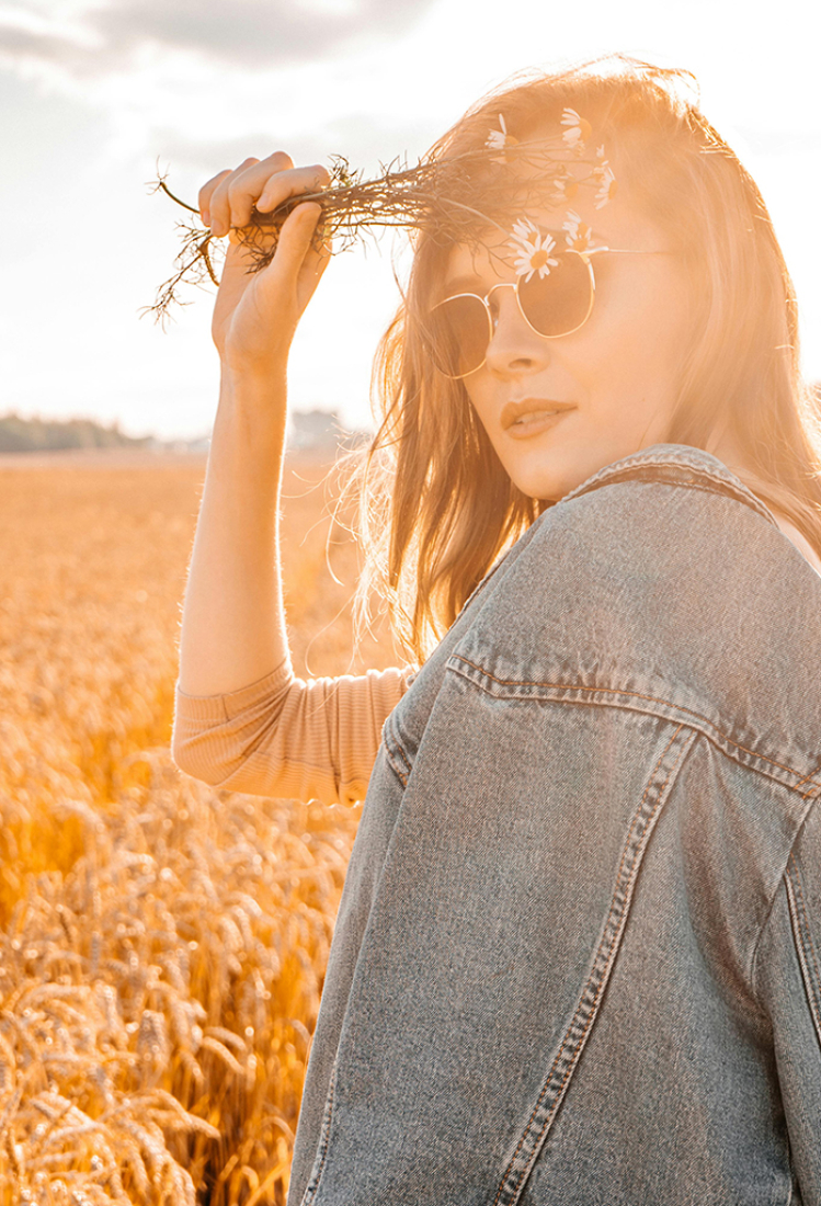 Γυναίκα κρατάει λουλούδια