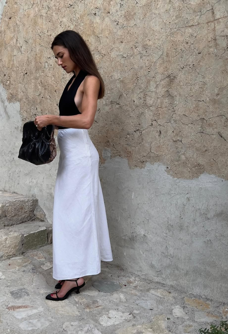 Αντί για tank top: Το item που θα απογειώσει και το πιο basic look έχει τη νοσταλγία των ΄00s