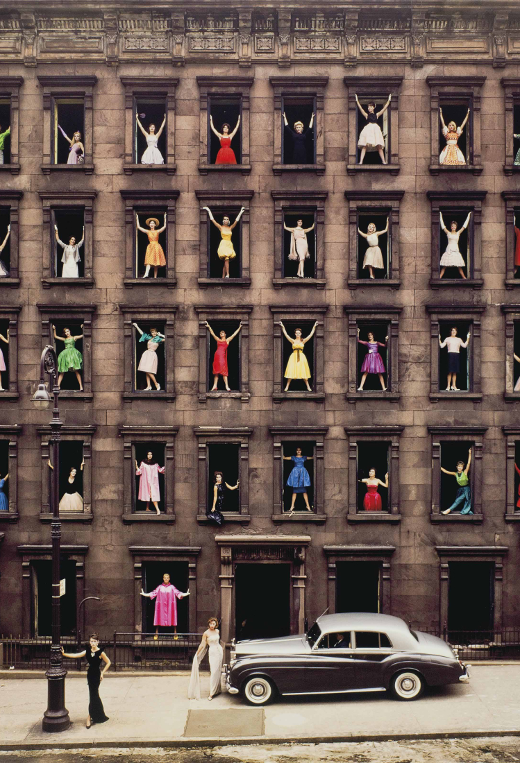 Όταν ο Ormond Gigli τράβηξε την πιο iconic φωτογραφία του - 43 γυναίκες με πολύχρωμα φορέματα στα παράθυρα μιας σειράς brownstones