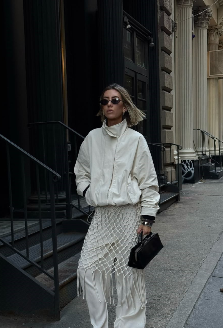 Το chic επαναπροσδιορίζεται: Πώς θα ταιριάξεις τα φορέματα με το πιο απροσδόκητο κομμάτι της γκαρνταρόμπας σου