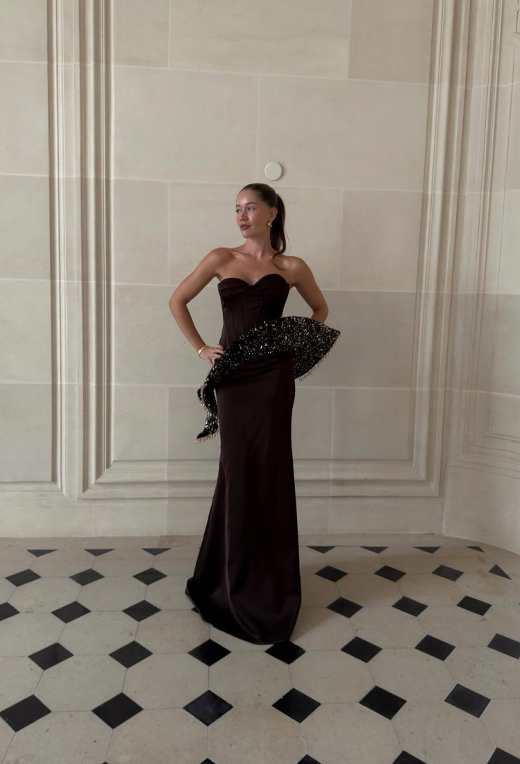 Festive looks: 3 + 1 βελούδινα φορέματα από τα Zara για τα γιορτινά καλέσματα, με λιγότερο από 50 ευρώ