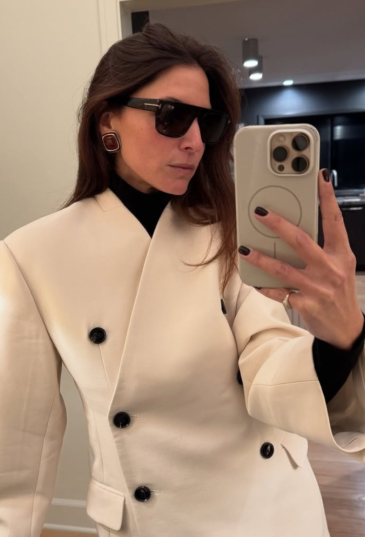 κοντά τετράγωνα νύχια