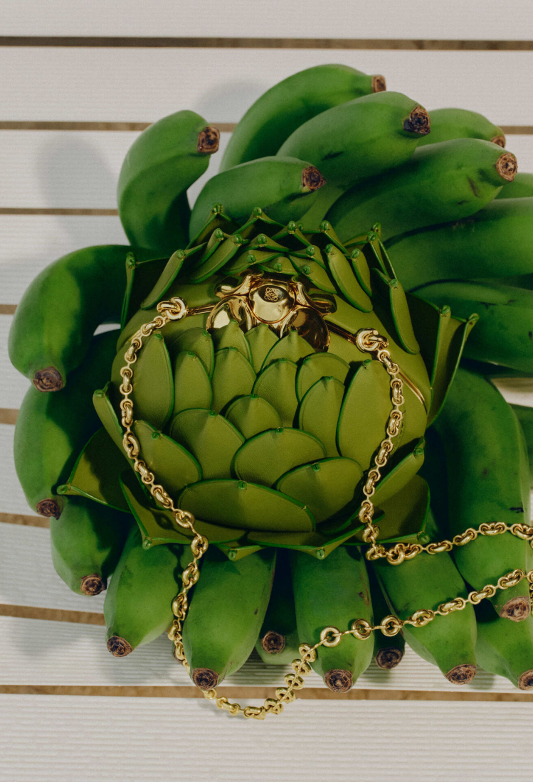 Θα κρατούσες μια τσάντα σε σχήμα αγκινάρας αξίας 5.000 ευρώ; Ο οίκος Loewe υμνεί το καλοκαίρι με ένα item που θα γίνει viral