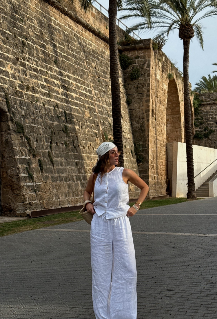 Με τι να φορέσεις το λευκό λινό παντελόνι – 5 looks για το πρωί στο γραφείο και την έξοδο στην πόλη