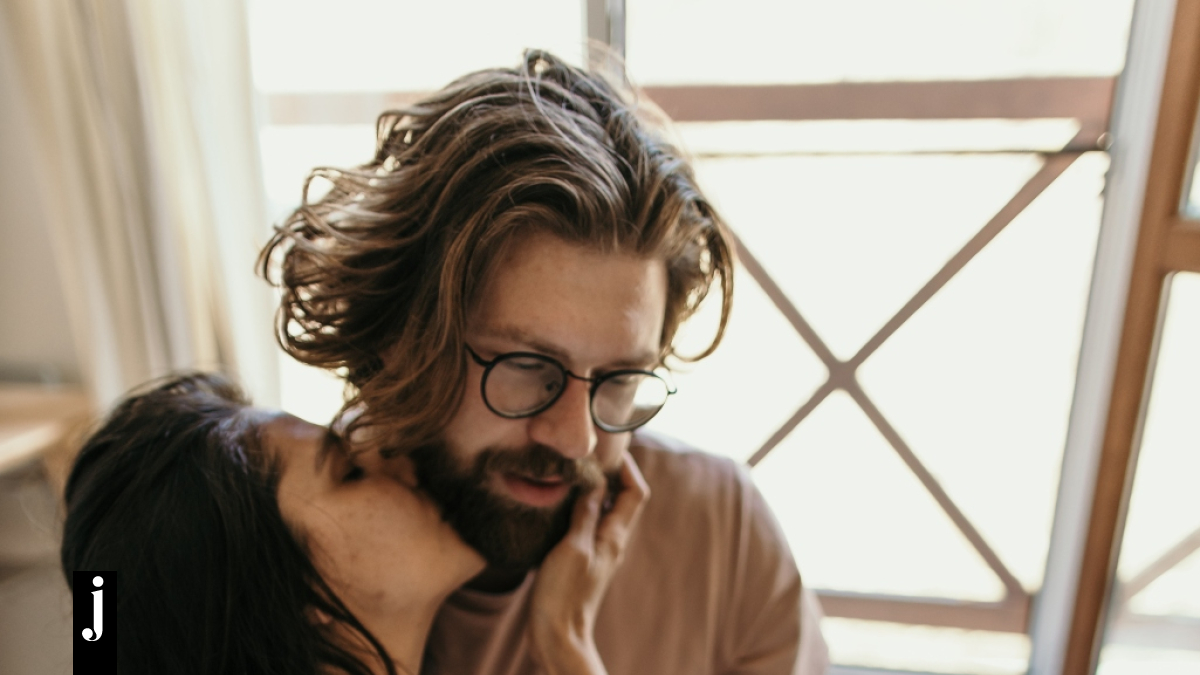 Γιατί οι άντρες υποκρίνονται οργασμό (και γιατί πρέπει να το σταματήσουμε όλοι);