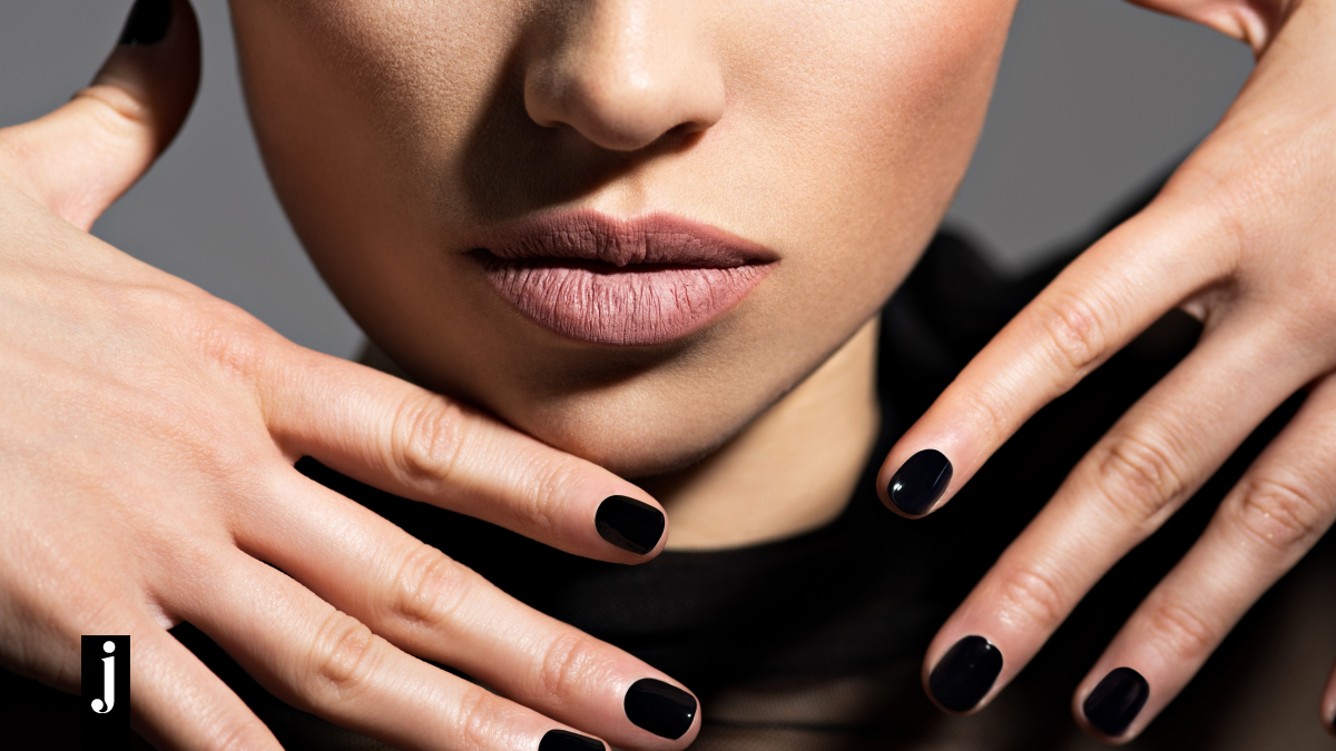 Black Nail Theory Η νέα τάση στο μανικιούρ ενισχύει την αισθησιακή και