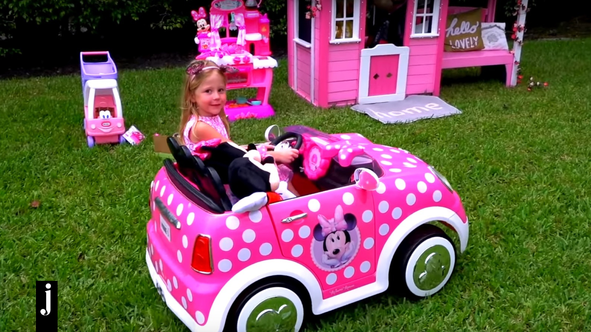 Anastasia Radzinskaya: Η 5χρονη YouTuber που καταφέρε να μπει στην 3η