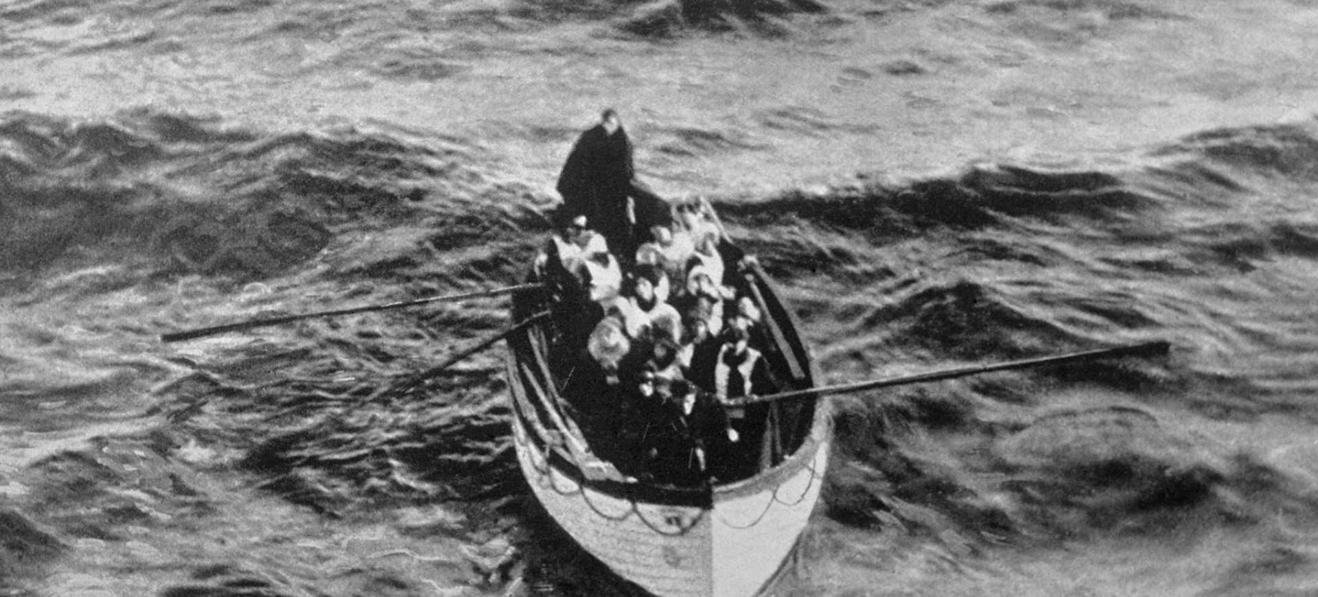Σωσίβια λέμβος με επιζώντες από τον Τιτανικό πλησιάζει το διασωστικό πλοίο Καρπάθια
