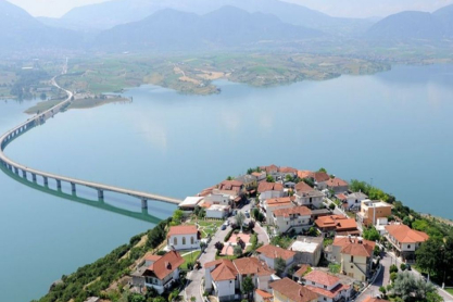 Νεράιδα Κοζάνης: Το χωριό «μπαλκόνι» με τη μαγευτική θέα στη γέφυρα Σερβίων