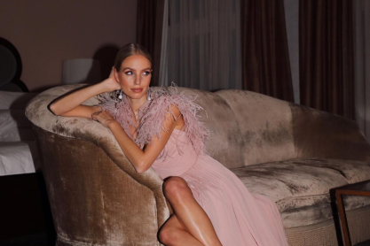 Τα ωραιότερα ρούχα και αξεσουάρ με φτερά για να εντυπωσιάσετε στις γιορτινές εμφανίσεις