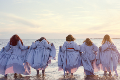 Alexander McQueen: Στο νεό υπέροχο fashion film γυρισμένο στην Ουαλία πρωταγωνιστεί μια παρέα εφήβων