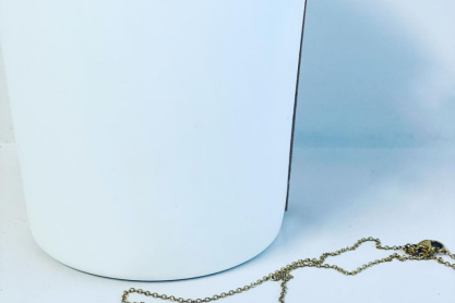 Τα πιο elegant και παιχνιδιάρικα κοσμήματα των γιορτών