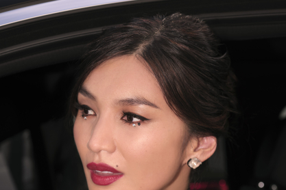 Gemma Chan: «Oι γυναίκες πρέπει να αρχίσουν να εκτιμούν περισσότερο τον εαυτό τους»