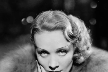 Marlen Dietrich: 120 χρόνια από τη γέννηση της πιο διάσημης «femme fatale» του κλασικού σινεμά
