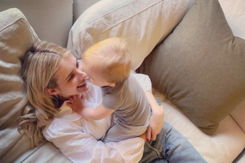 H Emma Roberts ανέβασε την πιο τρυφερή φωτογραφία για τα πρώτα γενέθλια του γιου της