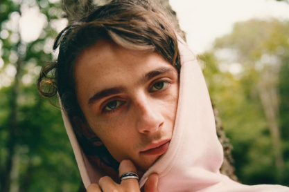 Ο Timothée Chalamet σχεδιάζει φούτερ για να βοηθήσει τους Αφγανούς -και τον αγαπάμε λίγο παραπάνω