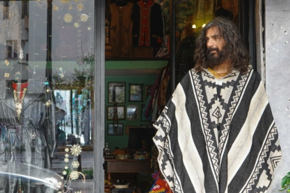 Παρασκευάς Μπουμπουράκας: Το διεθνώς καταξιωμένο μοντέλο πίσω από το πιο Boho βιντατζάδικο της Αθήνας