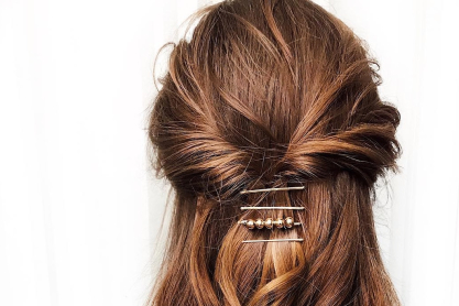 Τα hair looks που γίνονται μέσα σε 5 λεπτά και είναι ιδανικά για τις γιορτές 