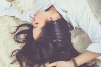 Ο μεσημεριανός ύπνος κάνει καλό στην υγεία μας, σύμφωνα με μια νέα έρευνα