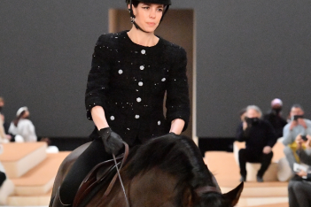 Chanel: H Charlotte Casiraghi μπήκε έφιππη σε ένα κονστρουκτιβιστικό σκηνικό, στο haute couture show του οίκου στο Παρίσι