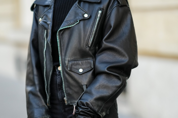 Η μεγάλη επιστροφή του biker jacket: Πώς να το φορέσετε το 2022 και να δείχνει updated