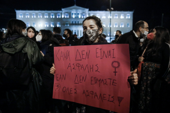 «Καμία δεν είναι ασφαλής αν δεν είμαστε όλες ασφαλείς»: Μαζική διαδήλωση στο Σύνταγμα για την υπόθεση βιασμού