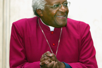 Aquamation: Τι είναι η «πράσινη αποτέφρωση» που επέλεξε ο Desmond Tutu