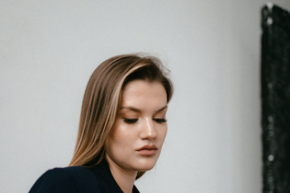 Τα 3 ζώδια που ψάχνουν το κινητό του συντρόφου τους