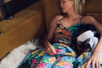 H Charlize Theron γιορτάζει τις πρώτες μέρες του 2022 με μια σπάνια φωτογραφία με την κόρη της, August