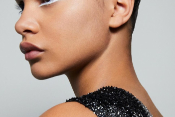 To λευκό eyeliner στην συλλογή Haute Couture Dior 2022 είναι μια ωδή στην άνοιξη