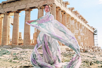 The Greek Bar Jacket: Η Mαριάννα Οικονόμου σκηνοθετεί το ντοκιμαντέρ του Dior για το show στην Αθήνα