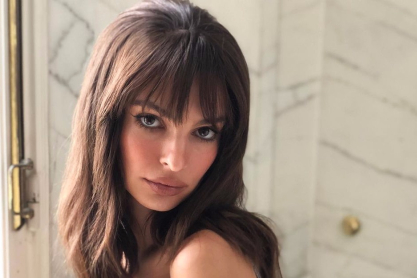 Η Emily Ratajkowski υιοθέτησε τις τέλειες 70s-inspired αφέλειες