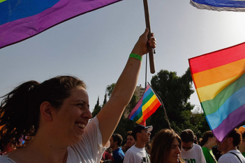Το Ισραήλ γράφει ιστορία: Τα ομόφυλα ζευγάρια μπορούν πλέον να γίνουν γονείς μέσω παρένθετης μητέρας