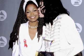 H Janet Jackson μιλά για το fat-shaming του αδελφού της, Michael: «Mε αποκαλούσε γουρούνι»