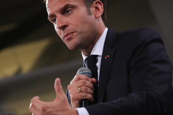 O Macron ανακοίνωσε σχέδιο για την αντιμετώπιση της ενδομητρίωσης: «Όχι γυναικείο πρόβλημα, αλλά κοινωνικό»