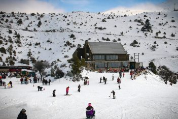 4 χιονοδρομικά κέντρα κοντά στην Αθήνα για εξόρμηση στα χιόνια