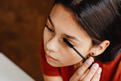 Τέλειες βλεφαρίδες: Το TikTok μας δίνει ένα νέο trick για να τις αποκτήσουμε