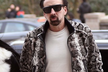 O Nicolas Cage περνά δεύτερη εφηβεία, δηλώνει goth και έχει για κατοικίδιο ένα κοράκι