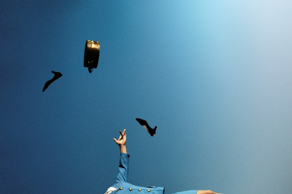 Οι κινηματογραφικές φωτογραφίες της Alex Prager δείχνουν τον κόσμο μετά την πανδημία