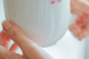 Ο τρόπος που κρατάτε την κούπα του καφέ λέει πολλά για την προσωπικότητά σας
