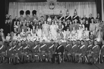 Μπορείτε να βρείτε τη Βασίλισσα; Φωτογραφία της Ελισάβετ από το '44 γίνεται το viral της χρονιάς