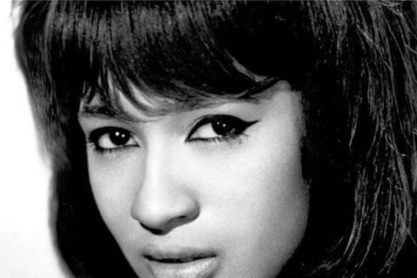 Ronnie Spector: Η αρχηγός των Ronettes που ξέφυγε από την κακοποίηση και άλλαξε για πάντα τα girl groups