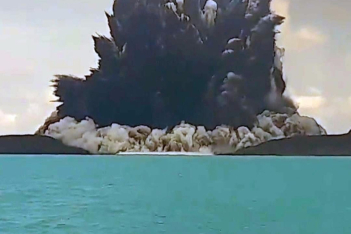 Τόνγκα: Έκρηξη ηφαιστείου προκάλεσε τσουνάμι που έφτασε ως την Ιαπωνία