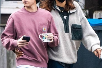 H Zendaya και ο Tom Holland στους δρόμους του Λονδίνου είναι (ξανά) το πιο ακομπλεξάριστο ζευγάρι