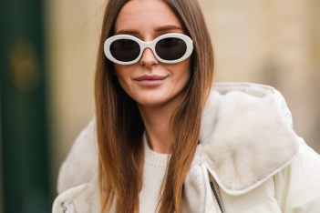 Οι fashionistas κάνουν skip τον χειμώνα και φορούν από τώρα το πιο κομψό ζευγάρι γυαλιά ηλίου