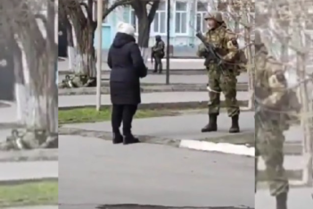 Θαρραλέα Ουκρανή δίνει σπόρους σε Ρώσο στρατιώτη: «Για να φυτρώσουν ηλιοτρόπια όταν πεθάνεις» 
